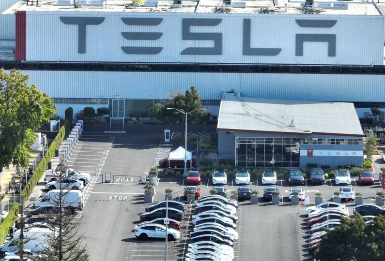“Tesla” işçilərinin maaşlarını artırır