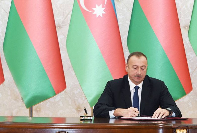 Bu işçilər hər ay vəzifə maaşlarının 1.1 misli məbləğində əlavə alacaqlar – Prezident təsdiqlədi