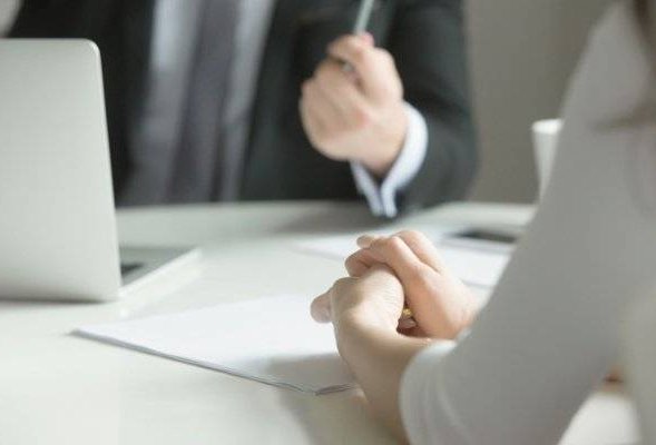 Bu halda tərəflərin istəyindən asılı olmayaraq işçinin əmək müqaviləsinə xitam veriləcək